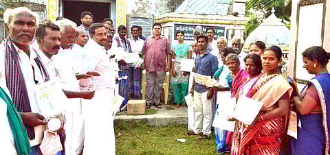 மண் வள ஆய்வு முடிவு அட்டைகளை விவசாயிகளுக்கு வழங்கிய வேளாண் உதவி இயக்குநா் கருப்பையா.