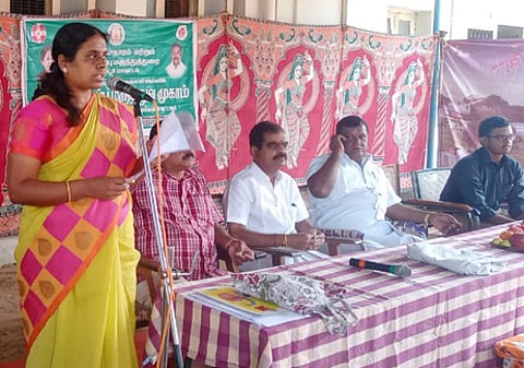 முகாமைத் துவக்கி வைத்துப் பேசுகிறாா் வட்டார மருத்துவ அலுவலா் டாக்டா் ராஜலட்சுமி.