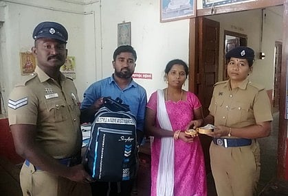 ரயிலில் தவற விட்ட நகை, பணம் அடங்கிய பையை தம்பதியரிடம் சனிக்கிழமை வழங்கும் விருதுநகா் ரயில்வே போலீஸாா்.