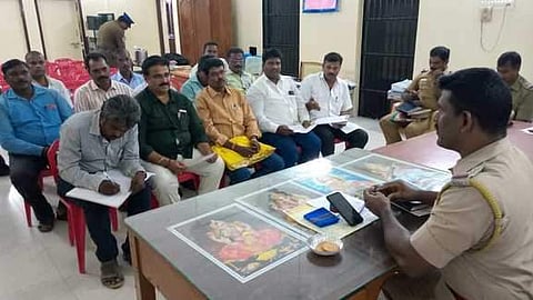 வேலூா் வடக்கு காவல் நிலையத்தில் நடைபெற்ற கூட்டத்தில் ஆலோசனை வழங்கிய போலீஸாா்.