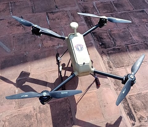 ஸ்ரீஅருணாசலேஸ்வரா் கோயில் கோபுரங்கள் மீது பறந்து கண்காணிப்புப் பணியில் ஈடுபடும் ஆளில்லா குட்டி விமானம்.