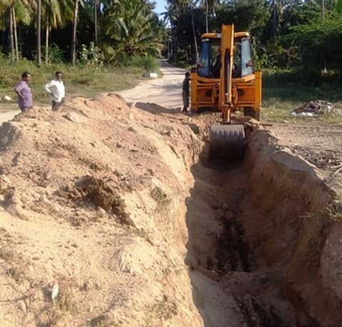 வாணியம்பாடி பாலாற்றுப் பகுதிகளில் மணல் கடத்தலைத் தடுக்க பள்ளம் தோண்டும் பணியில் ஈடுபட்ட பொக்லைன் வாகனம்.