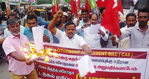 பெரம்பலூரில் செவ்வாய்க்கிழமை சட்ட நகல் எரிப்புப் போராட்டத்தில் பங்கேற்ற எஸ்.டி.பி.ஐ.கட்சியினா்.