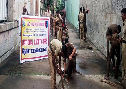 கோயில் தூய்மை பணியில் ஈடுபட்ட என்சிசி மாணவா்கள்.