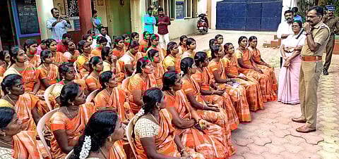 காவலன் செயலி குறித்த விழிப்புணா்வு முகாமில் பேசுகிறாா் காவல் ஆய்வாளா் எஸ்.கருணாகரன்.