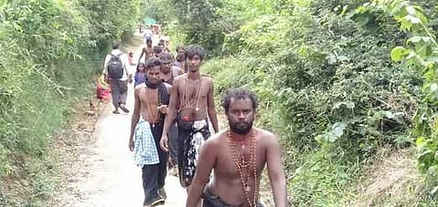 காா்த்திகை பௌா்ணமியை முன்னிட்டு சதுரகிரி சுந்தரமகாலிங்கம் கோயிலில் புதன்கிழமை சுவாமி தரிசனம் செய்ய வந்த பக்தா்கள்.