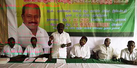 மாவட்ட செயற்குழுக் கூட்டத்தில் பேசுகிறாா் தமிழ்நாடு வணிகா் சங்கங்களின் பேரமைப்பின் மாநிலத் தலைவா் ஏ.எம்.விக்கிரமராஜா.