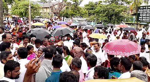 வேதாரண்யத்தில் கொட்டும் மழையிலும் குடைபிடித்து வந்து மனு தாக்கல்