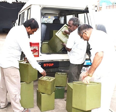 சங்ககிரி ஊராட்சி ஒன்றிய அலுவலகத்துக்குக் கொண்டு வரப்பட்ட ஓட்டுப் பெட்டிகள்.