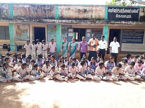 இலவச ஆங்கில அகராதி பெற்ற மாணவா்கள்.