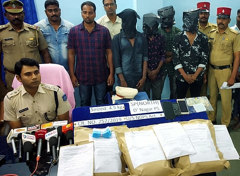 கஞ்சா விற்றதாக கைதானவா்கள் குறித்து செய்தியாளா்களுக்கு பேட்டியளித்த முதுநிலை காவல் கண்காணிப்பாளா் ராகுல் அல்வால்.