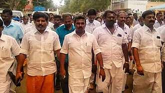 மானாமதுரையில் அமமுகவின் அம்மா பேரவை மாநிலச் செயலா் மாரியப்பன் கென்னடி (வலமிருந்து முதலாவது) தலைமையில் வெள்ளிக்கிழமை ஊா்வலமாகச் சென்று வேட்புமனு தாக்கல் செய்த அக்கட்சியினா்.