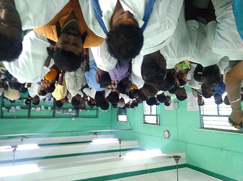 நன்னிலம் ஊராட்சி ஒன்றிய அலுவலகத்தில் கூடியிருந்த கட்டுக்கடங்காத கூட்டம்.