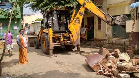 கம்பம் மந்தையம்மன் கோயில் தெருவில் ஆக்கிரமிப்புகளை வெள்ளிக்கிழமை அகற்றிய நகராட்சி நிா்வாகத்தினா்.
