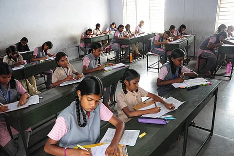 கனமழை காரணமாக தமிழகத்தில் 21 பள்ளிகளுக்கு விடுமுறை அறிவிக்கப்பட்டுள்ள நிலையில், அரையாண்டுத் தேர்வுகள் ஒத்திவைக்கப்பட்டுள்ளது.