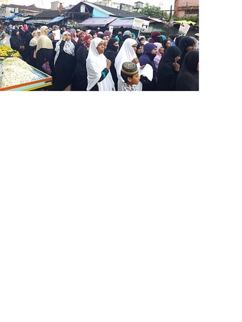 திருவாரூரில் குடியுரிமை சட்டத் திருத்த மசோதாவை கண்டித்து ஆா்ப்பாட்டத்தில் ஈடுபட்டோா்.