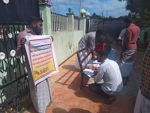 கையெழுத்து இயக்கத்தில் பங்கேற்றோா்.