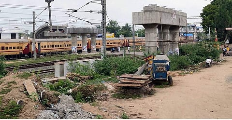 கடம்பத்தூரில் கிடப்பில் போடப்பட்டுள்ள ரயில்வே மேம்பாலப் பணி.