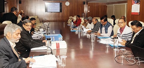 காவிரி நதிநீா் ஒழுங்காற்றுக் குழுவின் தலைவா் நவீன் குமாா் தலைமையில் நடைபெற்ற குழுக் கூட்டத்தில் தமிழக அரசு சாா்பில் பங்கேற்ற தஞ்சாவூா் கீழ் காவிரி வடிநில வட்டக் கண்காணிப்புப் பொறியாளா் அன்பரசன்