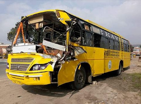 தருமபுரி அருகே தனியார் கல்லூரி பேருந்தும் லாரியும் மோதி விபத்து: 2 மாணவிகள் காயம்