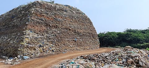 ஆண்டாங்கோவில் கீழ்பாகம் பகுதியில் மலைபோல குவிந்துகிடக்கும் சாயக்கழிவு மூட்டைகள்.