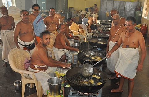 நாமக்கல் ஆஞ்சநேயா் கோயில் மண்டபத்தில் 1 லட்சத்து எட்டு வடைகள் தயாரிக்கும் பணியில் ஈடுபட்டுள்ள ஸ்ரீரங்கம் குழுவினா்.