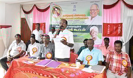 தமிழ்நாடு மின்சாரத் தொழிலாளா்கள் சம்மேளனத்தின் விழுப்புரம், கள்ளக்குறிச்சி மாவட்ட பொதுக் குழுக் கூட்டத்தில் பேசுகிறாா் மாநிலத் தலைவா் சி.வீரராகவன்.