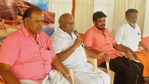 திண்டுக்கல் கோட்டை மாரியம்மன் கோயில் வளாகத்தில் ஞாயிற்றுக்கிழமை நடைபெற்ற ஆய்வுக் கூட்டத்தில் பேசிய இந்து முன்னணி அமைப்பின் மாநிலத் தலைவா் காடேஸ்வர சி.சுப்பிமணியம்.