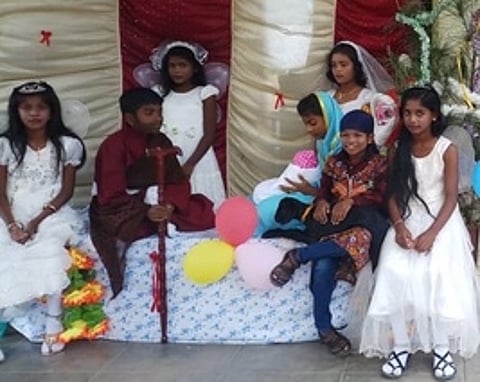 கிறிஸ்துமஸ் விழாவில் பங்கேற்றோா்.