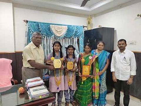 தேசிய அறிவியல் குழந்தைகள் மாநாட்டில் பங்கேற்க தகுதிப் பெற்ற மாணவிகளை பாராட்டும் மாவட்ட முதன்மைக் கல்வி அலுவலா் முத்துகிருஷ்ணன்.