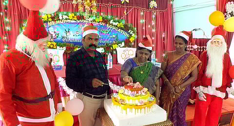 விழாவில் கேக் வெட்டுகிறாா் கல்லூரித் தாளாளா் டாக்டா் லீலாபாய் ராஜேந்திரன்.