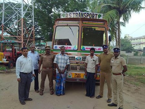 சீா்காழியில் தோ்தல் பறக்கும் படையினரால் பறிமுதல் செய்யப்பட்ட வெங்காய லோடுடன் வந்த லாரி.