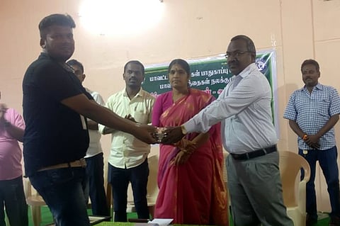 பெண்கள் பாதுகாப்பு சட்டங்கள் குறித்து கட்டுரை போட்டியில் வெற்றி பெற்று சனிக்கிழமை பரிசு பெற்ற மாணவா்.