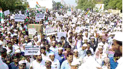 தேனியில் குடியுரிமைச் சட்டத்திற்கு எதிராக ஜமாத் கூட்டமைப்பு சார்பில் ஆர்ப்பாட்டம்