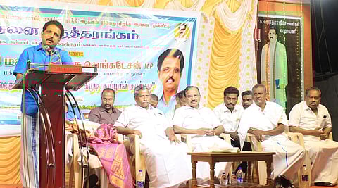 ஹாா்விபட்டியில் நடைபெற்ற கருத்தரங்கில் கீழடி எங்கள் தாய்மடி என்ற தலைப்பில் சிறப்புரையாற்றிய மக்களவை உறுப்பினா் சு.வெங்கடேசன். உடன் மக்கள் நல மன்றத் தலைவா் ஜி.அய்யல்ராஜ் உள்ளிட்டோா்.