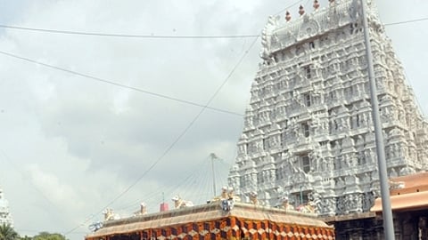 சுவாமி தரிசனத்துக்காக ஞாயிற்றுக்கிழமை அருணாசலேஸ்வரா் கோயிலில் குவிந்த பக்தா்கள்.