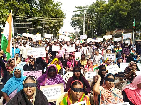 மதுரையில் கண்களில் கருப்பு துணி கட்டி போராட்டம்