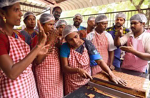 ‘சைகை’ மொழி உத்தரவில் தயாராகும் கிறிஸ்துமஸ் கேக்குகள்! நெல்லை மாற்றுத்திறனாளிகள் அசத்தல்