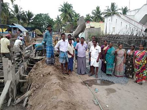 திண்டிவனம் அருகே ஏப்பாக்கம் கிராமத்தில் கால்வாய் கட்டமைப்பு பணியை தடுத்து போராட்டத்தில் ஈடுபட்ட அப்பகுதி மக்கள்.