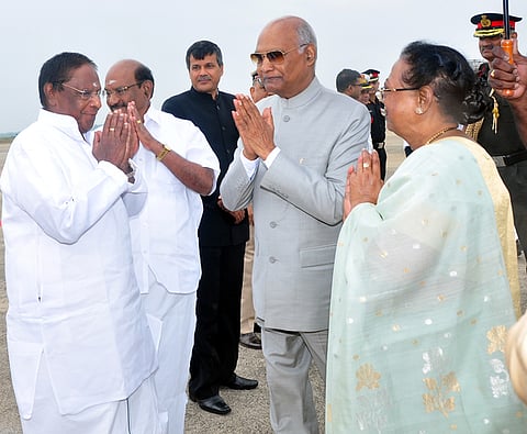 புதுச்சேரியில் இருந்து செவ்வாய்க்கிழமை புறப்பட்ட குடியரசுத் தலைவா் ராம்நாத் கோவிந்த்தை விமான நிலையத்தில் வழியனுப்பி வைத்த முதல்வா் வே.நாராயணசாமி. உடன் சட்டப் பேரவைத் தலைவா் வே.பொ.சிவக்கொழுந்து.