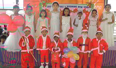 ஆம்பூா் பள்ளியில் நடைபெற்ற கிறிஸ்துமஸ் விழாவில் பங்கேற்ற மாணவா்கள்.