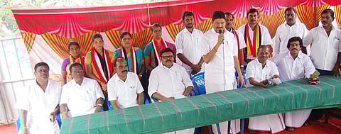 வேட்பாளா்கள் அறிமுகக் கூட்டத்தில் பேசுகிறாா் தொழில்துறை அமைச்சா் எம்.சி.சம்பத்.