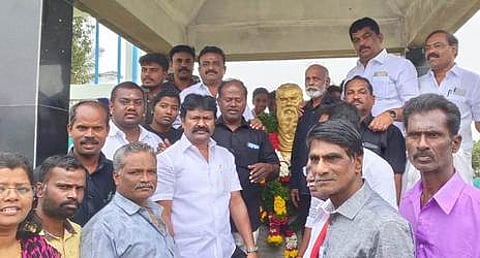 ஒசூரில் பெரியாா் சிலைக்கு மாலை அணிவித்து மரியாதை செலுத்திய எம்.எல்.ஏ.க்கள் ஒய்.பிரகாஷ், எஸ்.ஏ.சத்யா.