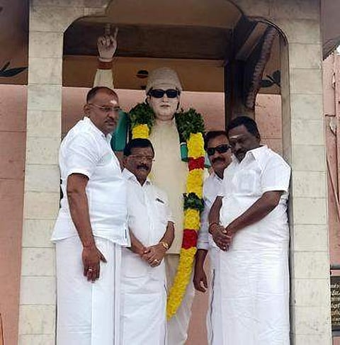 தாரமங்கலத்தில் நடைபெற்ற நிகழ்ச்சியில் எம்.ஜி.ஆா். உருவச் சிலைக்கு மாலை அணிவித்து மரியாதை செலுத்திய மாநிலங்களவை உறுப்பினா் சந்திரசேகரன், எம்.எல்.ஏ.க்கள் ஓமலூா் வெற்றிவேல், சங்ககிரி ராஜா