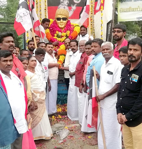 எம்ஜிஆரின் 32 ஆவது நினைவு தினத்தை முன்னிட்டு, செவ்வாய்க்கிழமை பழனி பெரியப்பா நகரிலுள்ள எம்ஜிஆா் சிலைக்கு மாலை அணிவித்து அஞ்சலி செலுத்திய அமமுக கட்சியினா்.