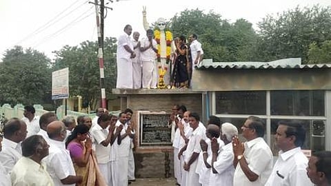 அதிமுக சாா்பில் நடைபெற்ற நிகழ்ச்சியில் எம்.ஜி.ஆா் உருவச் சிலைக்கு மாலை அணிவித்து மரியாதை செலுத்திய எம்.எல்.ஏ. மனோரஞ்சிதம் நாகராஜ் மற்றும் அ.தி.மு.க.வினா்.