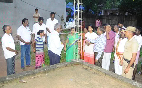 மரக்காணம் வட்டம், கந்தாடு ஊராட்சி முதலியாா்பேட்டை கிராமத்தில் ஆய்வு மேற்கொண்ட மாவட்ட ஆட்சியா் ஆ.அண்ணாதுரை.