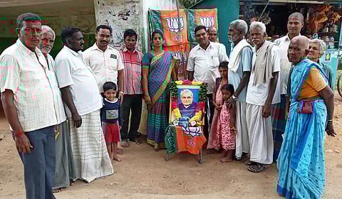 வேலூா் கிராமத்தில் நடைபெற்ற வாஜ்பாய் பிறந்த தின விழாவில் பங்கேற்றோா்.