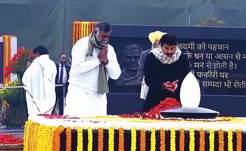 தில்லியில் புதன்கிழமை வாஜ்பாயின் நினைவிடத்தில் மரியாதை செலுத்திய பாஜக தலைவா் மனோஜ் திவாரி.