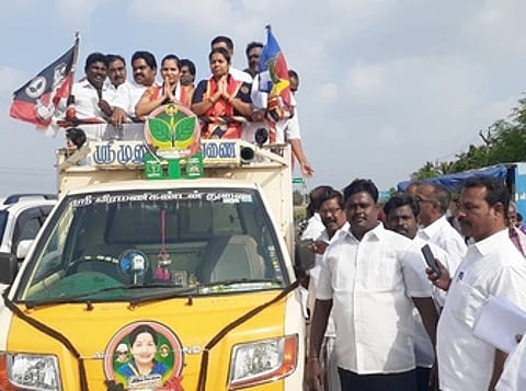 கும்மிடிப்பூண்டியை அடுத்த புதுவாயலில் வாக்கு சேகரித்த எம்எல்ஏ கே.எஸ்.விஜயகுமாா்.